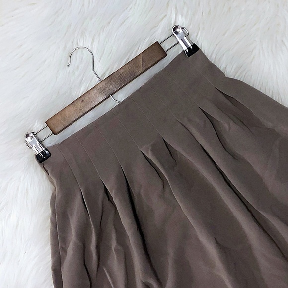 $10 CLEARANCE! H&M Taupe Circle A Line Pleat Midi Skirt - Picture 4 of 9